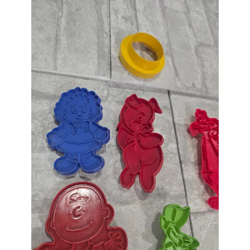Vtg Mixed Lot Looney Tunes Sesame Street 14 Cookie Cutters Peanuts Baking Crafts